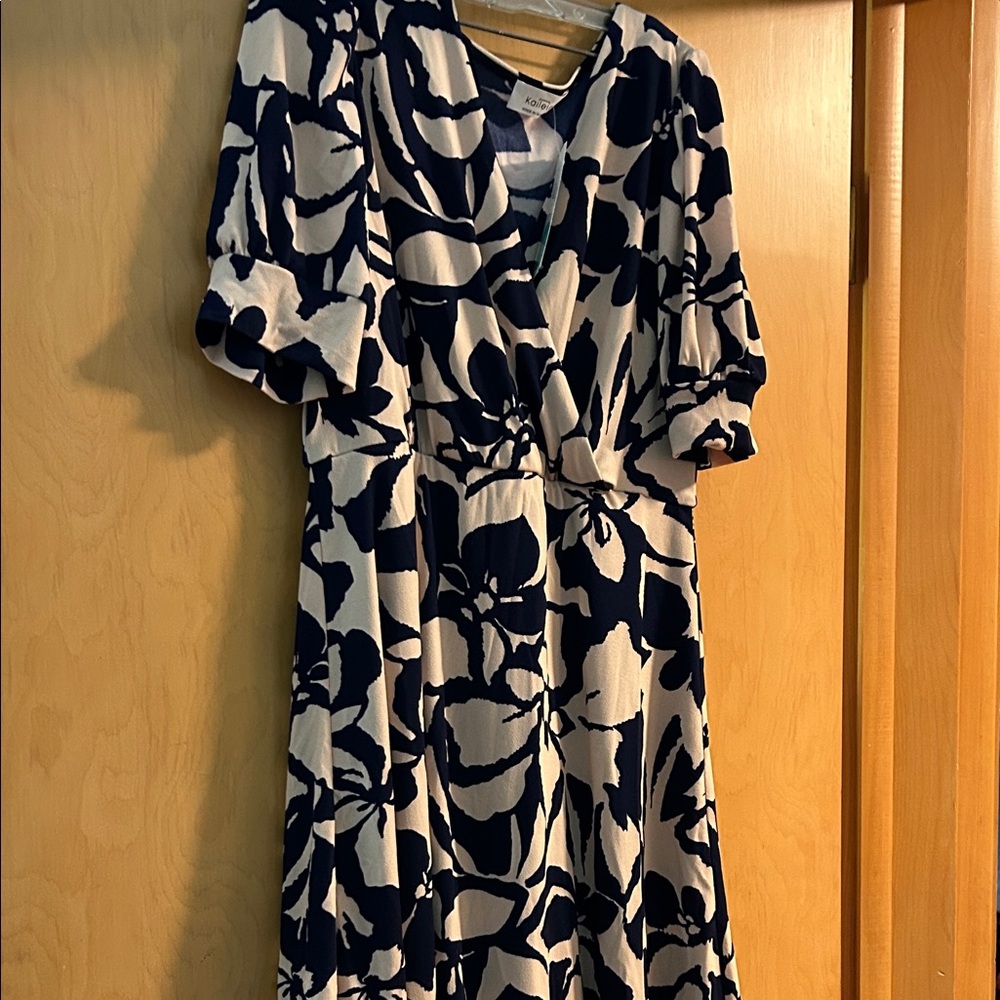 Kaileigh Navy V-Neck Dress size large last chance